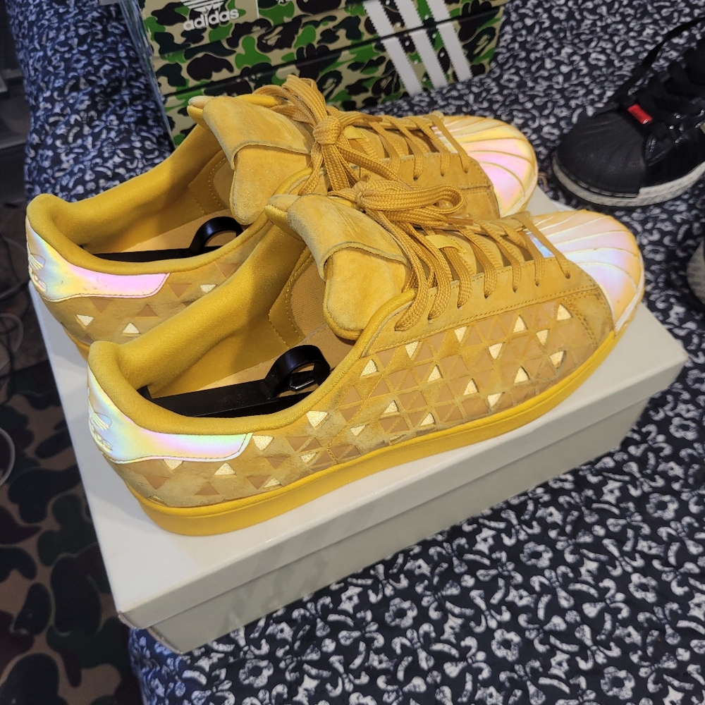 Adidas superstar xeno yellow clam shell toe size 11 aq8182